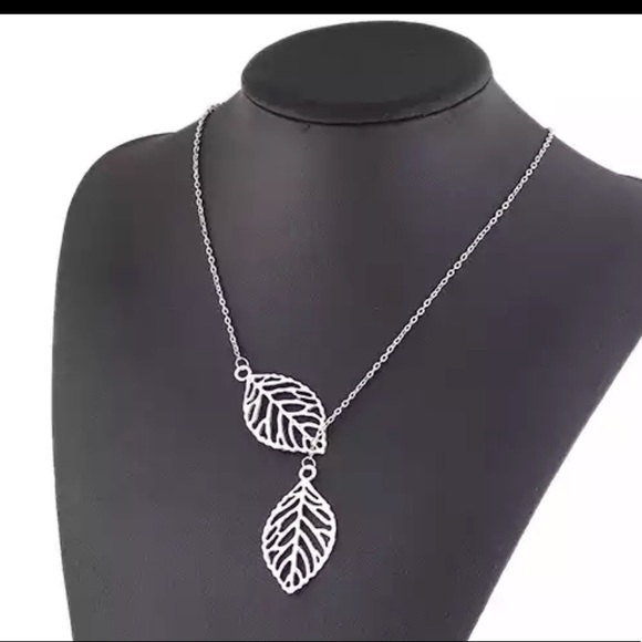 Leaf Shaped Silver Color Necklace - Picture 3 of 4